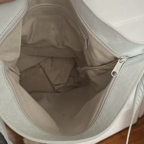 Vintage white leather gold lion studded bucket bag - Picture 3 of 9